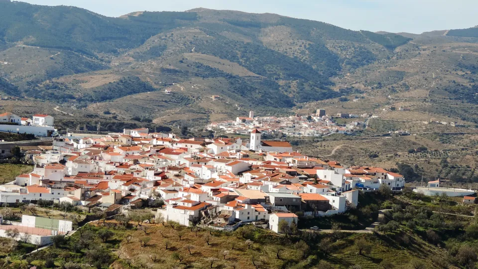 Alcudia de Monteagud y el paisaje de la sierra, con Tahal al fondo