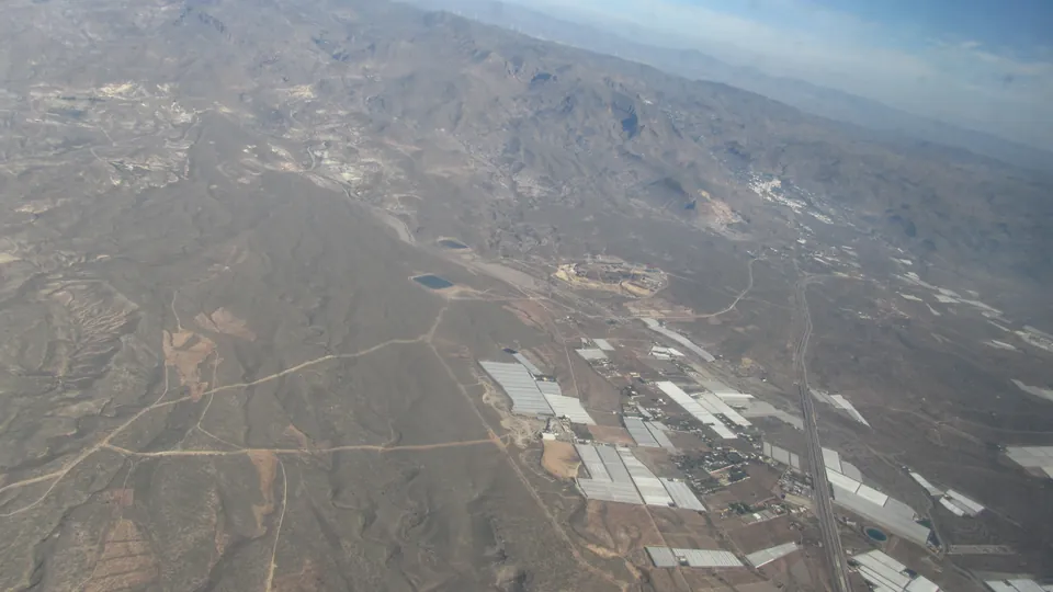 Vista aérea del entorno de Níjar, con campos de cultivo y montañas